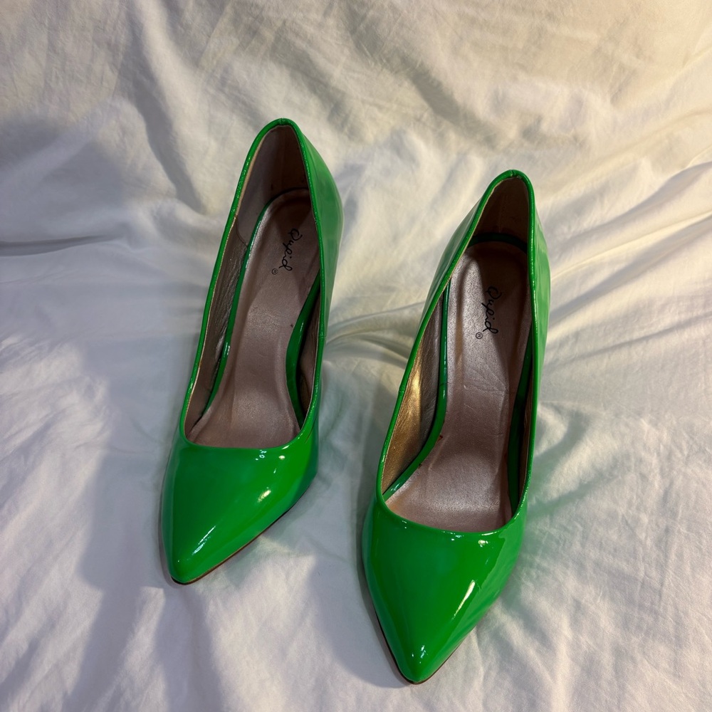 Womens Qupid lime green pumps size 10